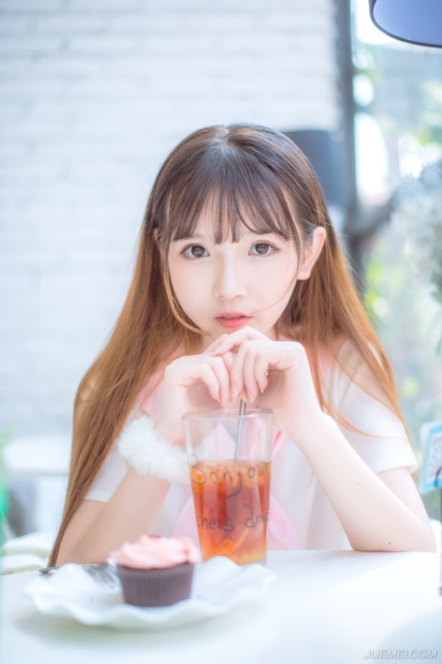 “也对。”庞统点点头：“既然刘将军执意强辩，统也不与你争论，就当你所言是对的，那就说说下一个话题，两国交锋，不斩来使，庞某此来，一路拜关而入，依足了礼数，如今还未开口，刘将军却直接将我拿下，难道这蜀中之地，与我中原大地待客之道有所不同？”